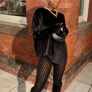 BOOHOO BLACK OVERSIZED PLEATED VELVET DIP BACK TUNIC IN SIZE 4